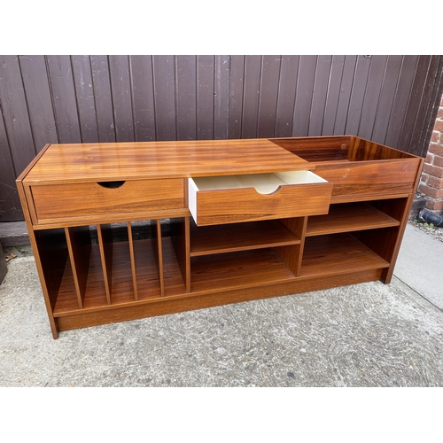 103 - Rare Danish (poss Skovby) versatile reversible and also extendable sideboard/media unit. Length appr... 