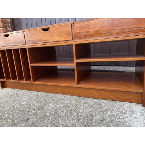 103 - Rare Danish (poss Skovby) versatile reversible and also extendable sideboard/media unit. Length appr... 