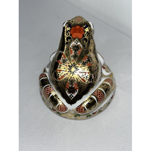 210 - Royal Crown Derby old Imari frog paperweight with silver stopper and certificate which certifies tha... 