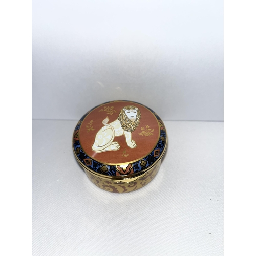 221 - Royal Crown Derby Goviers Heraldic Lion plate no. 60085, in original sealed packaging together with ... 