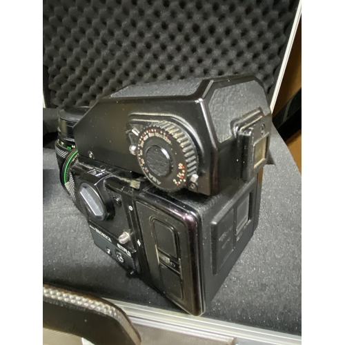 247 - Aluminium case containing a Zenza Bronica ETR Si body with AEii camera hood with Zenzanon 75mm f2.8 ... 