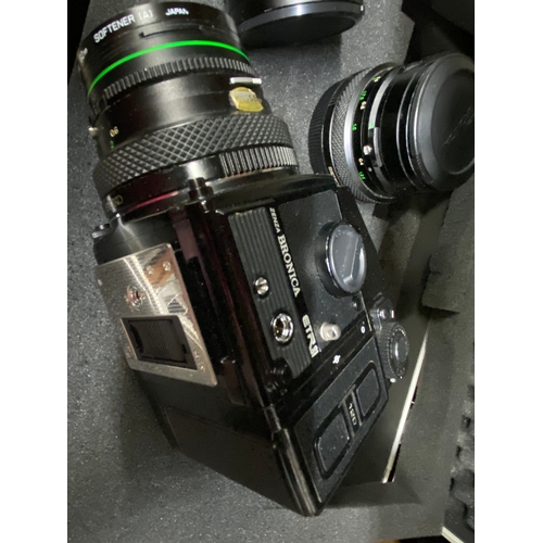 247 - Aluminium case containing a Zenza Bronica ETR Si body with AEii camera hood with Zenzanon 75mm f2.8 ... 