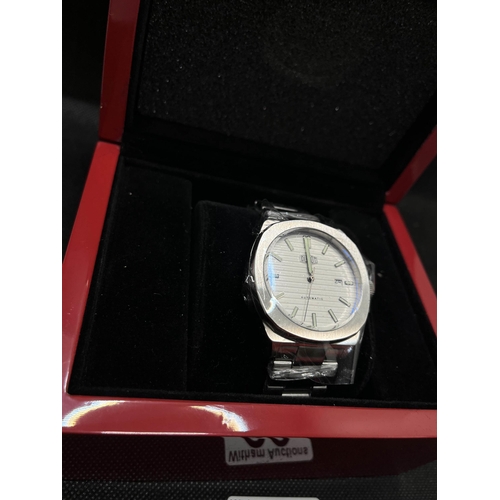 60 - A Duxot 'Dominus 'wristwatch in stainless steel and white, 42mm case, and anti-reflective coating, ,... 