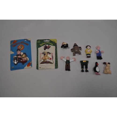 170 - Bundle of Wallace & Gromit items consisting; Ltd edition plush Raincoat Gromit 35cm tall, plush Read... 