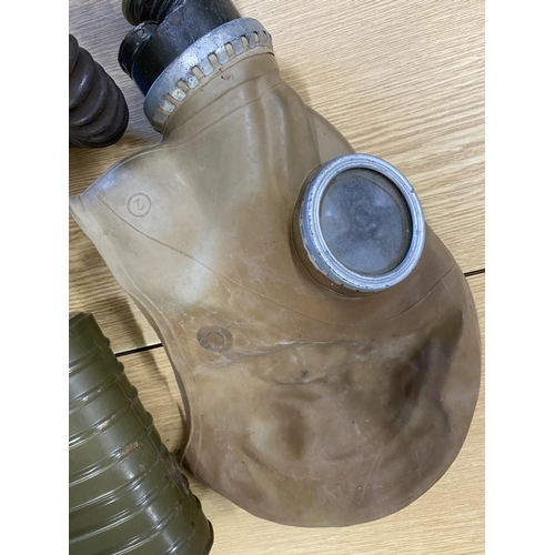 231 - Military rubber/glass gasmask with canister