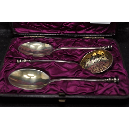 306 - Cased Victorian fruit serving set by Daniel & Charles Houle, with decorative finials