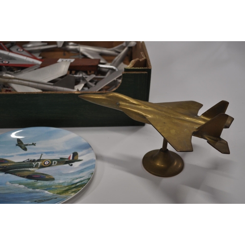 145 - Mixed aircraft related items consisting of brass aircraft stamped RAF to base, red arrows aircraft, ... 