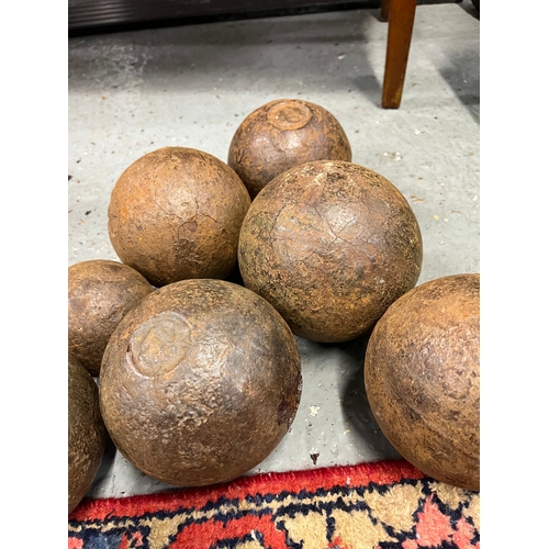 195 - A group of cannon balls of mixed sizes