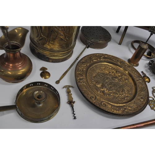 33 - A collection of copper and brassware items to include coaching / hunting horns, and other items