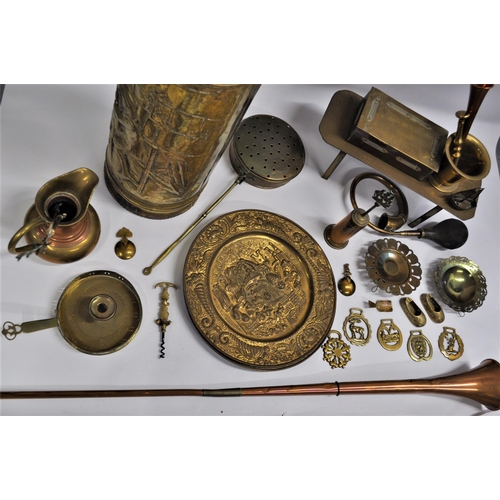 33 - A collection of copper and brassware items to include coaching / hunting horns, and other items