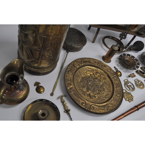 33 - A collection of copper and brassware items to include coaching / hunting horns, and other items