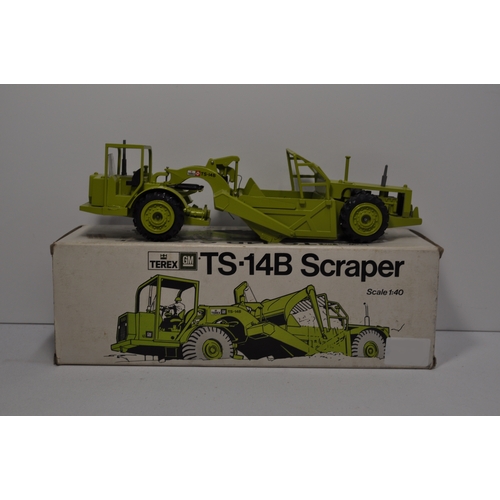 58 - A Case Excavator 980B in 1:35 scale with authentic detail together with A Terex GM TS-14B Scraper in... 