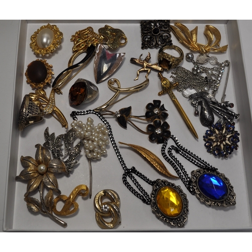 19 - Costume jewellery items to include beads, earrings, pearls, rings and brooches etc.