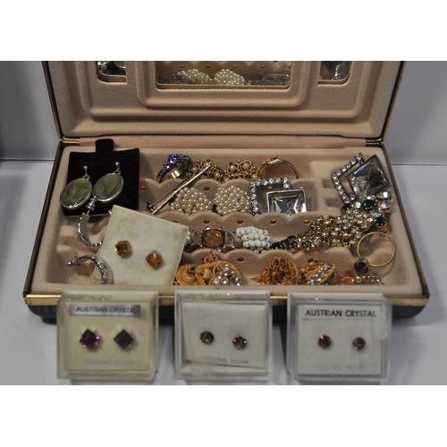 19 - Costume jewellery items to include beads, earrings, pearls, rings and brooches etc.