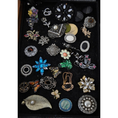 18 - Costume jewellery bundle consisting of an necklaces, bangles, rings and an array of brooches etc. (S... 