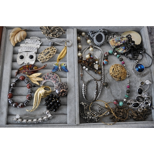 17 - A large quantity of costume jewellery to include decorative  brooches, pendants, bracelet, necklaces... 