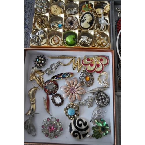 17 - A large quantity of costume jewellery to include decorative  brooches, pendants, bracelet, necklaces... 