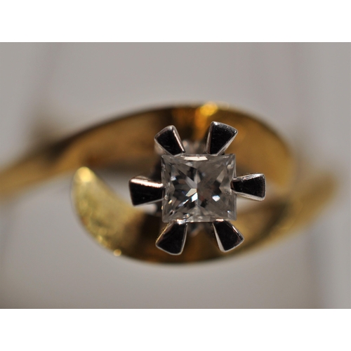 57 - 18ct yellow gold ring with single princess cut diamond in a swirl design, approx. 0.15ct, stamped 75... 