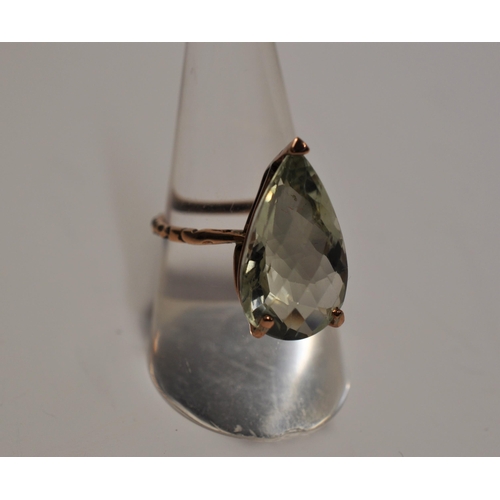 59 - Green topaz tear drop stone yellow gold ring with decorative twist band, size N, stamped 375