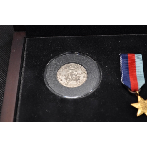 199 - The First World War Victoria Cross Commemorative Set by Bradford Exchange featuring silver Crown coi... 