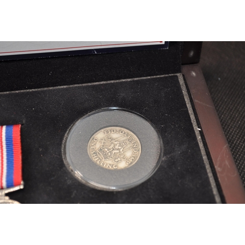 199 - The First World War Victoria Cross Commemorative Set by Bradford Exchange featuring silver Crown coi... 