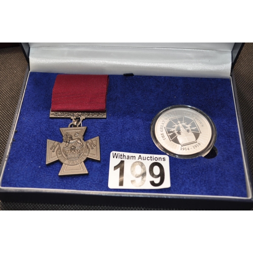 199 - The First World War Victoria Cross Commemorative Set by Bradford Exchange featuring silver Crown coi... 