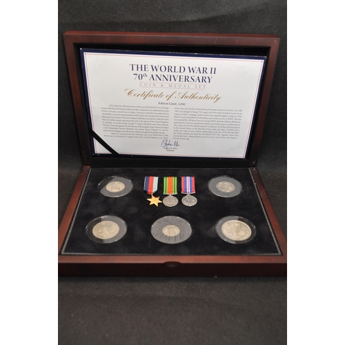 199 - The First World War Victoria Cross Commemorative Set by Bradford Exchange featuring silver Crown coi... 