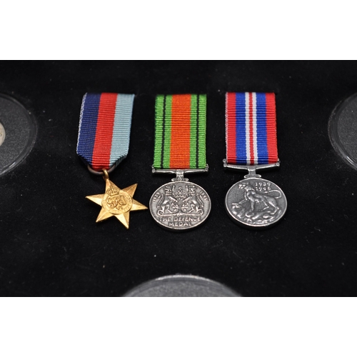 199 - The First World War Victoria Cross Commemorative Set by Bradford Exchange featuring silver Crown coi... 