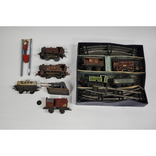 41 - Hornby  No 201 O Gauge Tank Goods Train Set track together with two other locomotives, train section... 