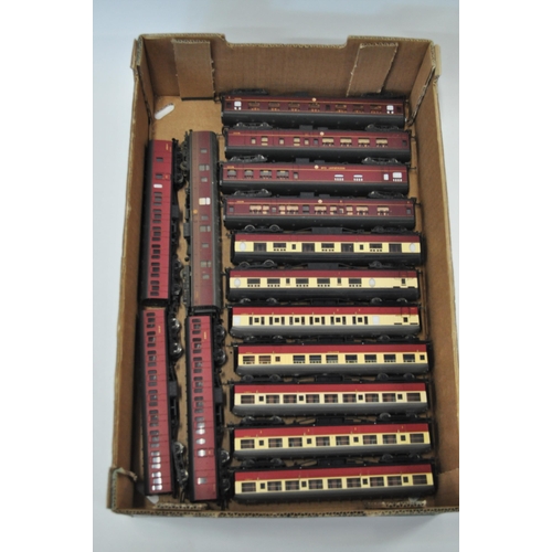 55 - Large quantity of Hornby and Leima model train carriages with/without boxes, x18 items