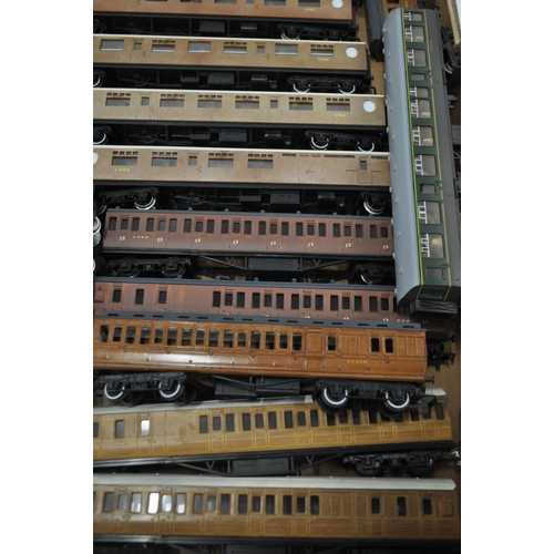 56 - Large quantity of Hornby, Triang, Airfix and Grafar model trains and carriages, x20 items