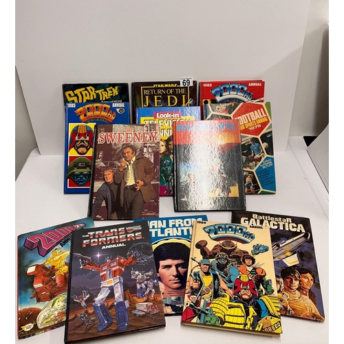 69 - A collection of different annuals from years starting from 1976 to include Star Trek, Star Wars, 200... 