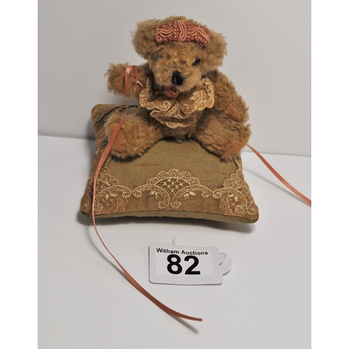 82 - A collection of small bears to include TY over the rainbow bear, miniature Steiff Zotty 1951 bear an... 