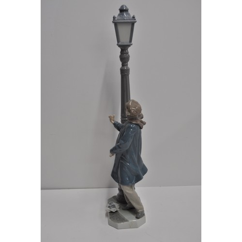 21 - Lladro Lamplighter model no. 05205 with original box