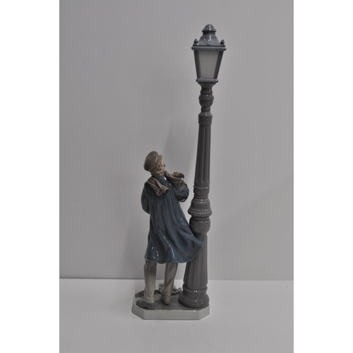 21 - Lladro Lamplighter model no. 05205 with original box