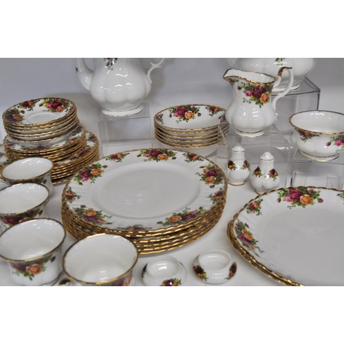 40 - Royal Albert ' Old Country Roses ' tea/coffee/dinner service items comprising x6 teacups, saucers, b... 