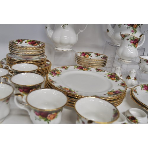 40 - Royal Albert ' Old Country Roses ' tea/coffee/dinner service items comprising x6 teacups, saucers, b... 