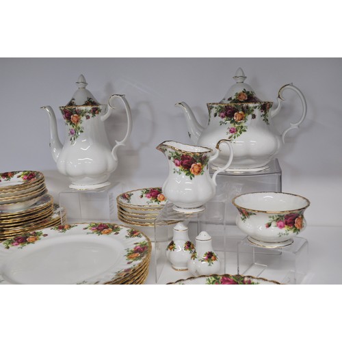 40 - Royal Albert ' Old Country Roses ' tea/coffee/dinner service items comprising x6 teacups, saucers, b... 