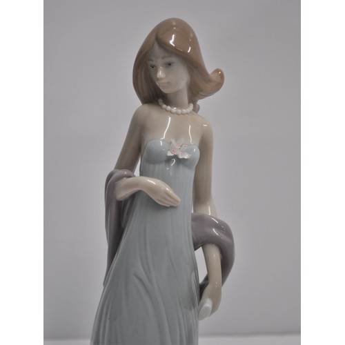 67 - x2 Lladro Items - Couple of Doves, model no. 01169   together with Vestido de Noche model 05487, bot... 