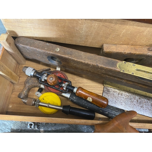 167 - Carpenters box containing tenon saws, a Record 0110 smoothing plane, Saws, T-squares and other plane... 