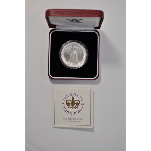 15 - Royal Mint The Queen's Golden Jubilee commemorative silver medal, approx. gross weight 28.2g, limite... 