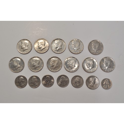 89 - American coinage including x11 Kennedy half dollars, x5 quarter dollars, x1 five cent coin, and x1 d... 