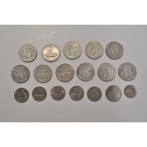 89 - American coinage including x11 Kennedy half dollars, x5 quarter dollars, x1 five cent coin, and x1 d... 