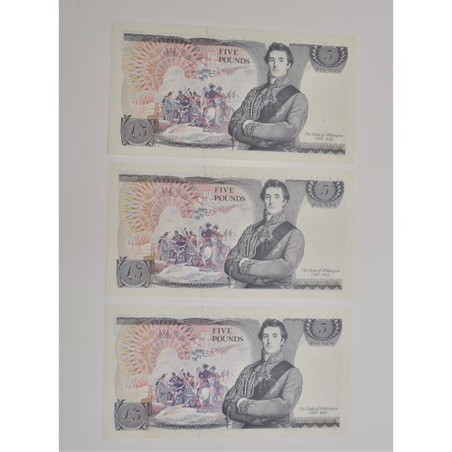 135 - x3 uncirculated consecutive British Bank of England five pound notes; SB86 850273, 274, 275 GM Gill