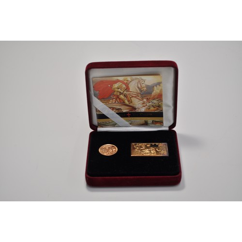 159 - Royal Mint 2001 gold bullion sovereign and a gilded stamp ingot, cased issued celebrating St George ... 