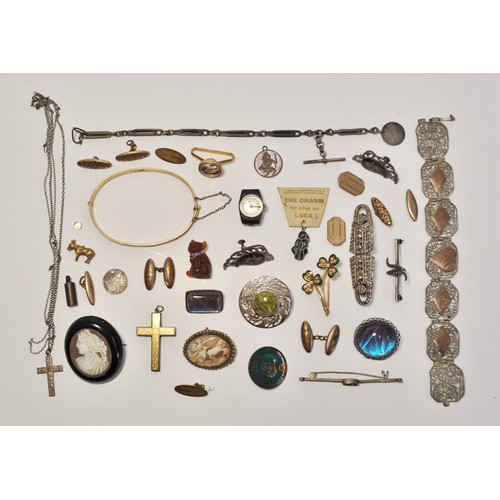 179 - Vintage jewellery items consisting of brooches, bracelets and other items