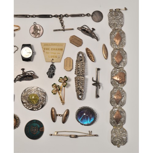 179 - Vintage jewellery items consisting of brooches, bracelets and other items