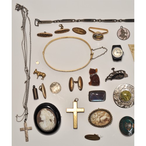 179 - Vintage jewellery items consisting of brooches, bracelets and other items