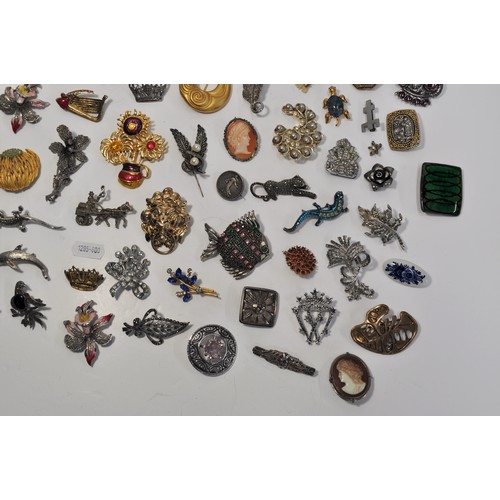 185 - A group of vintage and retro brooches of different shapes and designs, including a horse-drawn carri... 