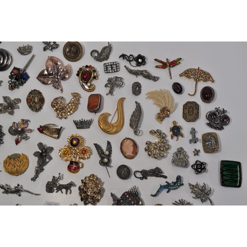 185 - A group of vintage and retro brooches of different shapes and designs, including a horse-drawn carri... 